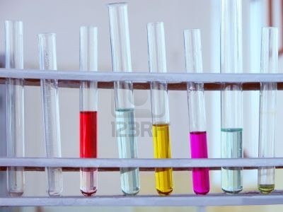 517796-tubes-de-couleur-des-solutions-dans-un-laboratoire-de-chimie illustration tests blogs